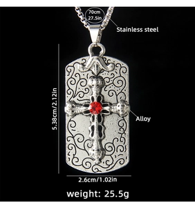 Vue détaillée du collier croix hip-hop avec dimensions et pierre rouge
