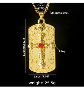Détail du pendentif croix avec gemme rouge et dimensions 5,38 cm x 2,6 cm sur noir