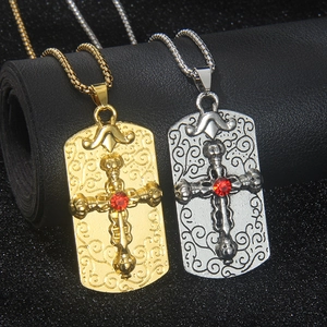 Collier Pendentif Croix en Acier Inoxydable Hip Hop Vintage pour Hommes Motif en Relief Gothique Rectangulaire Strass Rouge Bijoux