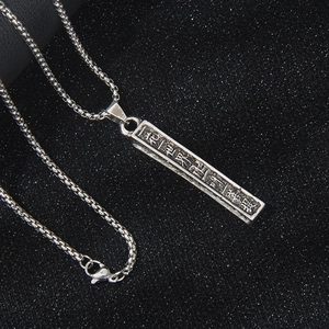 Collier vintage en acier inoxydable avec pendentif rectangulaire et gravure bouddhiste