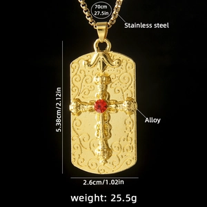 Collier croix dorée avec pierre rouge et relief floral sur pendentif rectangle