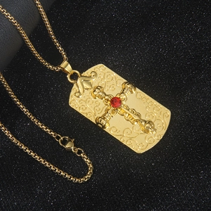 Collier pendentif croix rectangulaire dorée vintage avec strass rouge et gravures