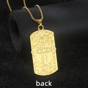 Collier pendentif croix rectangulaire dorée avec chaîne vénitienne vue de l'arrière à 45°