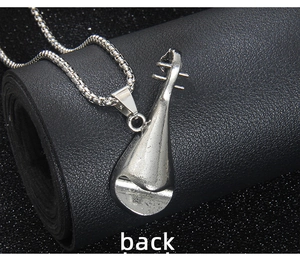 Vue arrière détaillée d'un pendentif pipa en acier inoxydable vintage sur chaîne