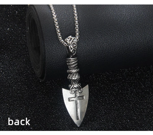 Detailansicht der Rückseite einer Vintage-Edelstahl-Pfeilhalskette mit einem Kreuz-Motiv