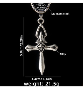 Détail macro du pendentif croix rétro en acier inoxydable avec dimensions et chaîne à perles