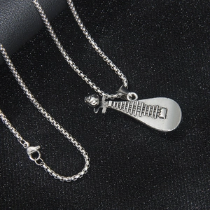 Collier avec pendentif pipa rétro en acier inoxydable et chaîne à billes pour homme