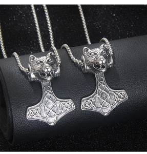 Détail du pendentif Viking Mjölnir avec tête de loup et motifs celtiques sur la chaîne