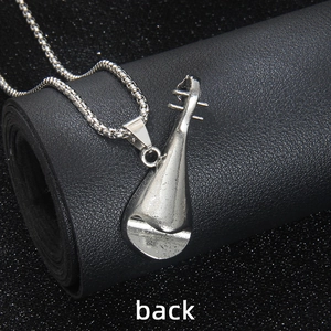Vue arrière du pendentif pipa en acier inoxydable argenté avec chaîne sur fond noir