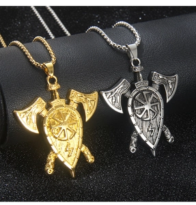 Vue détaillée des pendentifs boucliers vikings avec haches croisées et symboles slaves