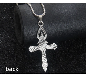 Vue détaillée du dos du pendentif croix en acier inoxydable argenté avec finition texturée