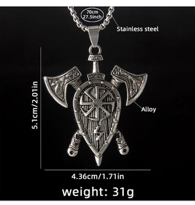 Vue détaillée du pendentif bouclier hache viking avec symbole Kolovrat et chaîne acier