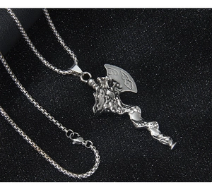 Macro del ciondolo ascia drago in acciaio inossidabile argento con catena a scatola