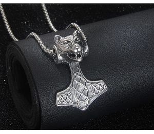 Détail du pendentif tête de loup Viking et marteau de Thor aux motifs celtiques