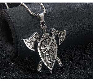 Détail du pendentif hache viking et bouclier Kolovrat avec finition vintage oxydée