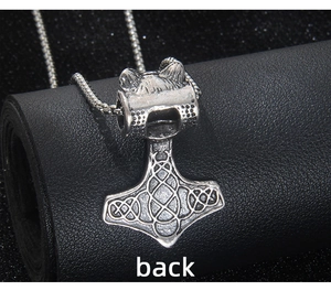 Détails de l'arrière d'un pendentif Marteau de Thor viking avec gravure et tête de loup