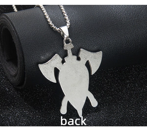 Vue arrière détaillée du collier bouclier viking et double hache en acier inoxydable