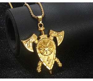 Détail du collier hache et bouclier viking doré avec symbole slave de roue solaire