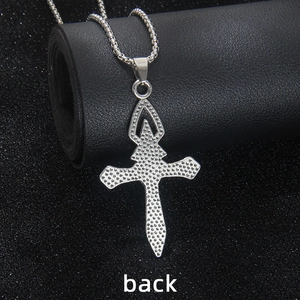 Vue arrière du collier avec pendentif croix en acier inoxydable argenté et chaîne à billes