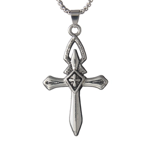 Pendentif croix rétro en acier inoxydable sur une chaîne box avec finition vieillie