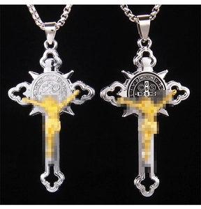 Détail de colliers croix gothiques en acier inoxydable argent et noir avec motifs Jésus dorés