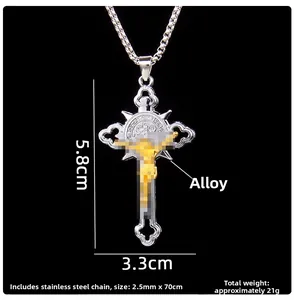 Vue détaillée du pendentif crucifix bicolore or et argent sur chaîne en acier inox