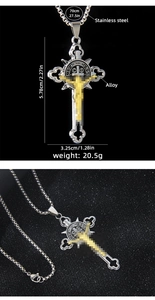 Dettaglio macro del ciondolo a croce d'argento con rilievo dorato, dimensioni e catena