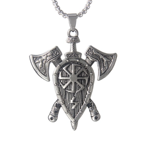 Collier viking hache et bouclier avec roue solaire slave en finition argent antique