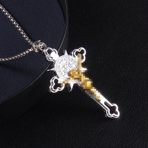 Collier croix gothique pour homme en acier inoxydable avec Jésus doré et médaille