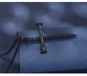 Detailansicht des schwarzen Gothic-Kreuz-Anhängers mit Totenköpfen an einer Kugelkette