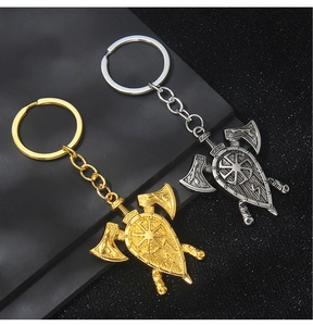Détail de porte-clés hache viking avec roue solaire Kolovrat et symboles runes nordiques