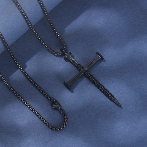 Gotische schwarze Edelstahl Kreuzhalskette mit Totenkopf Relief auf mattschwarzer Kette
