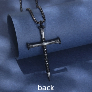 Gotische schwarze Edelstahl-Kreuzkette mit Totenkopf-Gravur und Nageldesign, Rückansicht