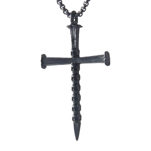 Schwarze Gothic-Halskette aus Edelstahl mit Kreuz, Nägeln und detaillierten Totenköpfen