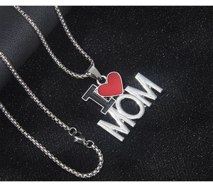 Détail du pendentif I Love MOM avec cœur en émail rouge sur chaîne maille miroir