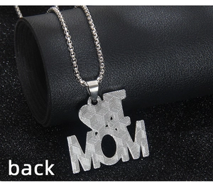Vue détaillée du dos du collier MOM montrant la texture en losange sur support en cuir noir