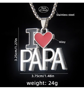 Macro d'un collier en acier inoxydable avec cœur rouge et pendentif PAPA pour fête des pères