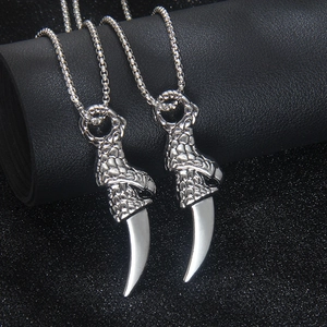 Vintage Punk Dragon Claw Wolf Tooth Pendant Necklace Stainless Steel Alloy Gothic Style Unisex Fashion Jewelry Accessories