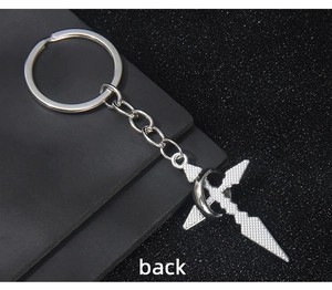 Gros plan du dos d'un porte-clés épée en argent avec texture en grille diamant