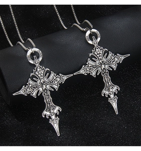 Détail du pendentif croix gothique en acier inoxydable avec gravure DIE LAST sur cuir noir