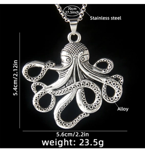 Gros plan du pendentif poulpe vintage avec tentacules détaillés et chaîne en acier inox
