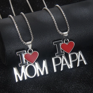 Collier Pendentif I Love MOM PAPA en Acier Inoxydable Alliage Émail Cœur Rouge Cadeau pour Fête des Mères et Pères Bijoux Unisexe
