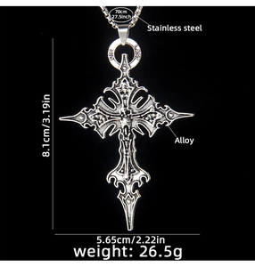 Détail de taille du pendentif croix gothique montrant 8,1cm de hauteur et chaîne de 70cm