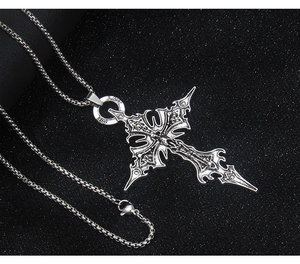 Détail du collier croix gothique argentée avec gravure LAST ONE sur l'anneau central