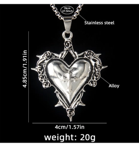 Détail du pendentif cœur croisé gothique avec roses et chaîne en acier inoxydable de 70cm