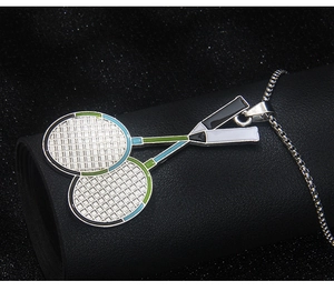 Detailaufnahme des Badminton-Schläger-Anhängers mit blauem und grünem Emaille auf Leder