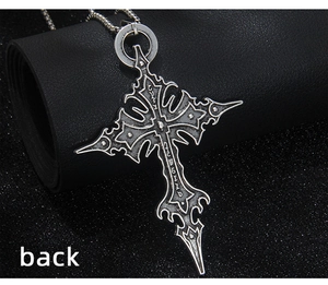 Détail macro du dos du pendentif croix gothique avec gravure de runes et fini argenté