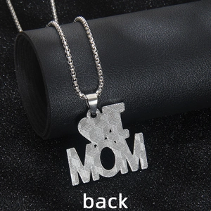 Collier pendentif MOM en argent avec motif quadrillé au dos et chaîne à maillons