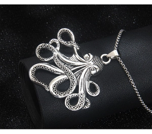 Gros plan du pendentif poulpe vintage avec tentacules détaillés sur chaîne box