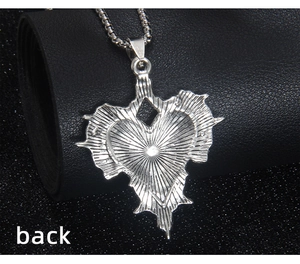 Détail macro de la texture rayonnante au dos du pendentif cœur de style gothique